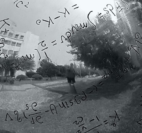 Mathematische Formeln geschrieben auf ein Fenster mit Blick in einen Park